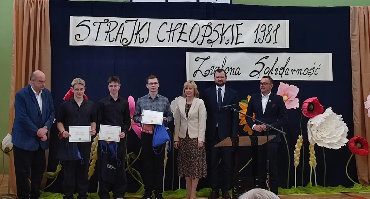 Sukces uczniów ZS CKR w Bielicach w konkursie historycznym (zdjęcia)