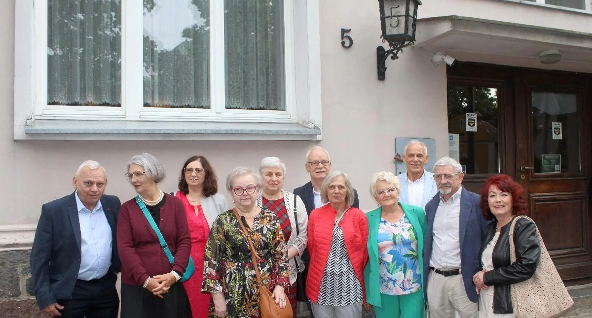 49 lat temu też kwitły kasztany - klasa IV a i IV d Liceum Ogólnokształcącego w Trzemesznie (zdjęcia)