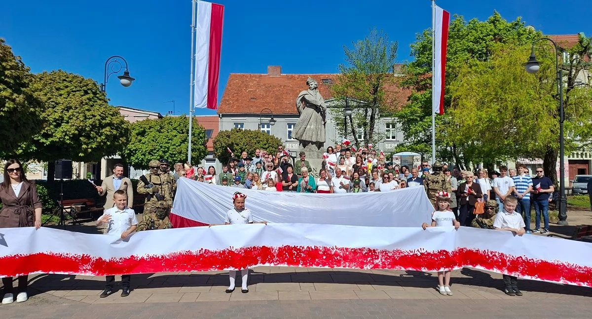 Dzień Flagi Rzeczypospolitej Polskiej w Trzemesznie obchodzono różnorodnie (film + zdjęcia)