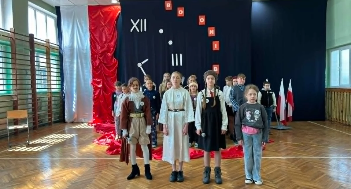Artyści w muzyce i słowach o Święcie Konstytucji 3 Maja w Szkole Podstawowej w Wylatowie (zdjęcia)