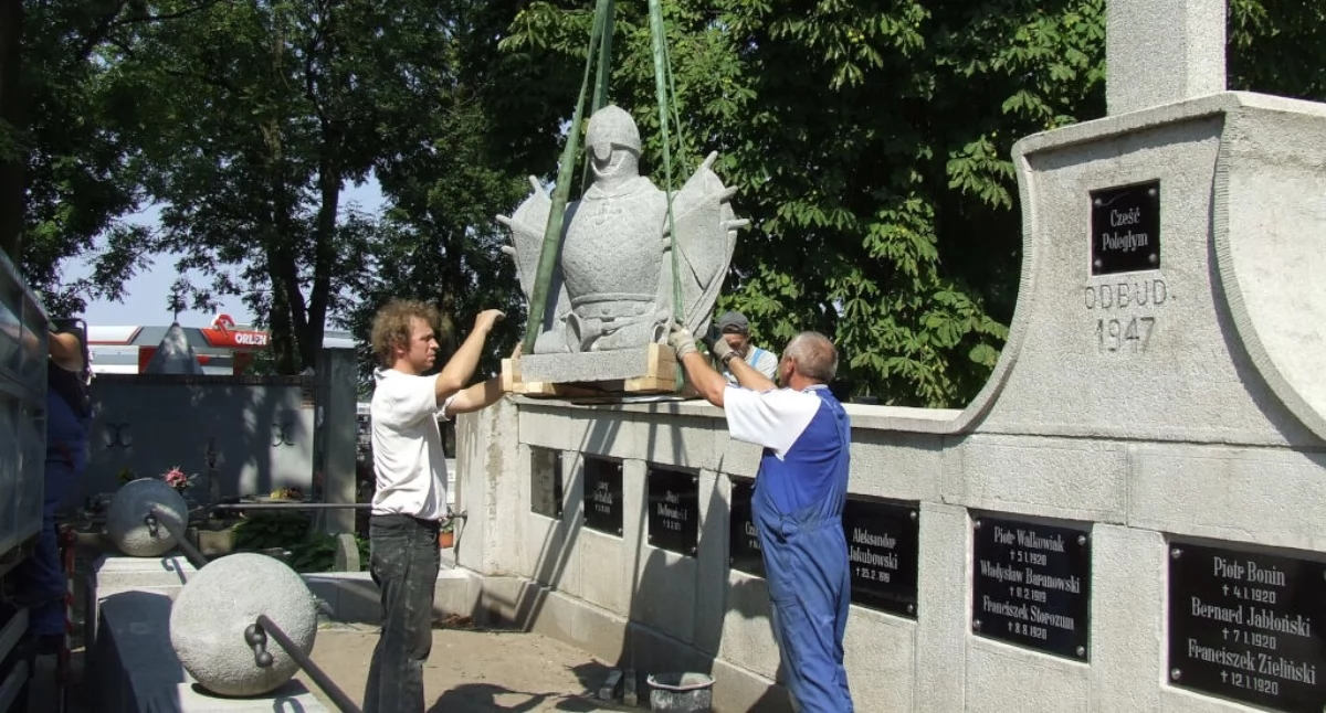 25 lipca 2008 roku na Pomnik Powstańców Wielkopolskich w Mogilnie wróciły figury herm (zdjęcia)