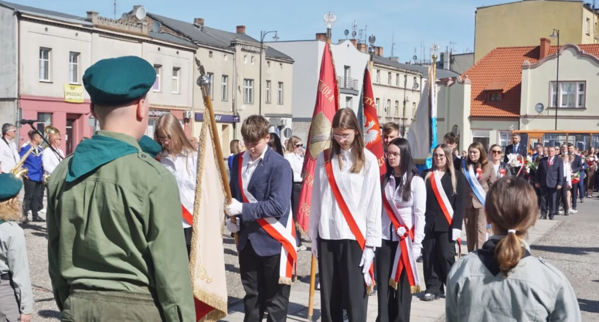 Obchody Święta Konstytucji 3 Maja na rynku w Mogilnie (film + zdjęcia)