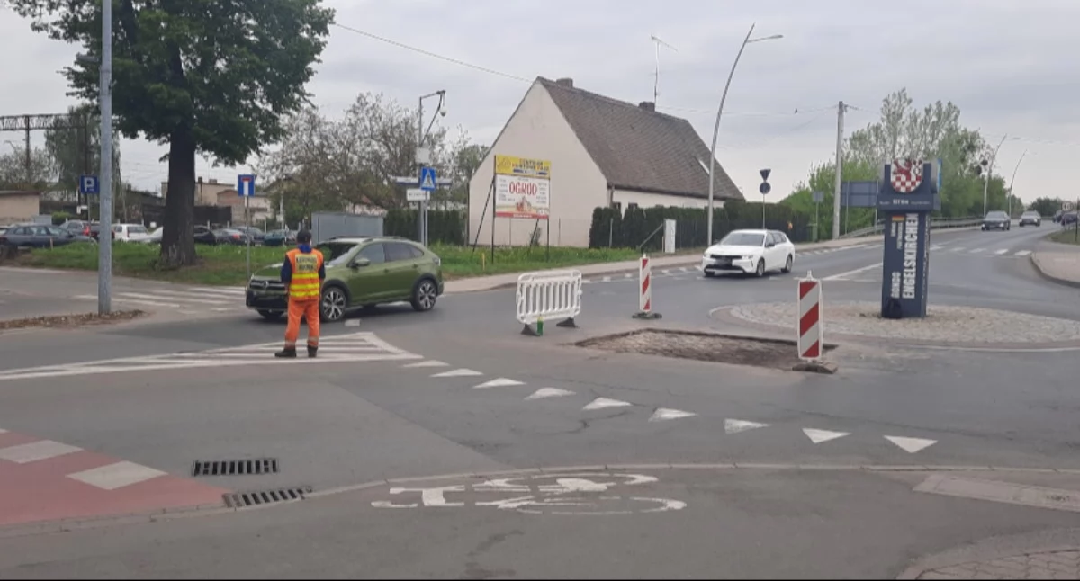 Trwa zalepianie dziur - utrudnienia na rondzie przy zjeździe z wiaduktu kolejowego w Mogilnie