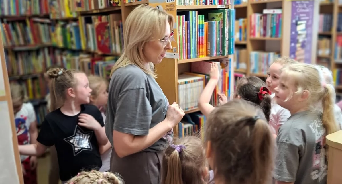 W bibliotecznym klubie w Trzemesznie poznali dawne techniki biblioteczne (zdjęcia)