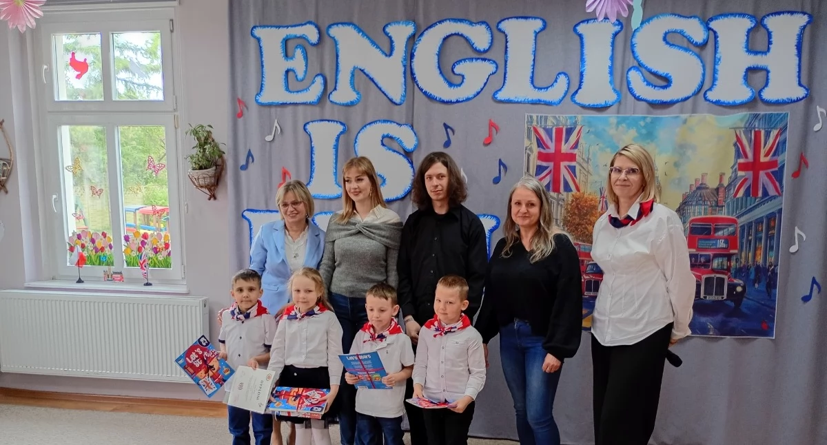 Na XV Gminnym Przeglądzie Piosenki Anglojęzycznej w Przedszkolu ,,Chatka Puchatka” w Trzemesznie pokazali, że angielski może być zabawą (zdjęcia)