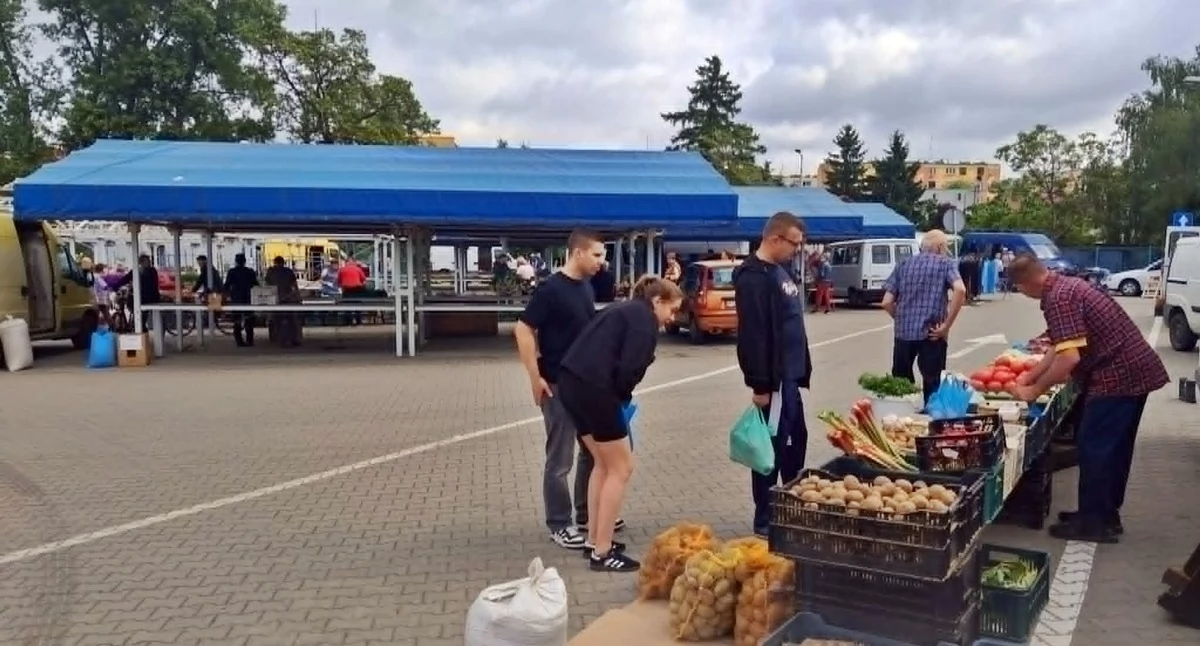 W Trzemesznie, aby zwiększyć handel, obniżają opłatę targową. Radni podjęli uchwałę (zdjęcia)