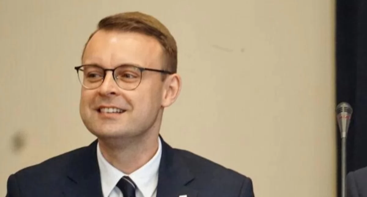 Burmistrz Żnina doznał zawału serca. Karetka zabrała go do szpitala w Gnieźnie