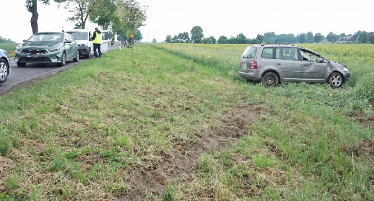 Na zakręcie w Olszy wypadła z drogi powiatowej i dachowała w polu (zdjęcia)