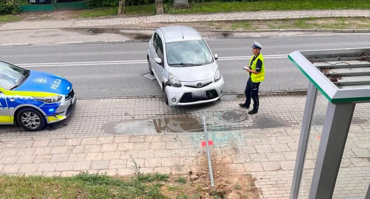 Toyota zaparkowana na Sójczym Wzgórzu stoczyła się ze skarpy na ulicę Witosa (zdjęcia)
