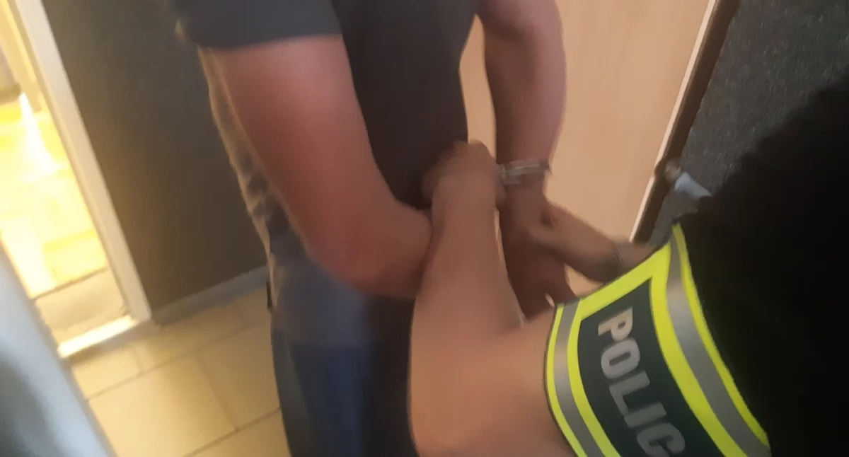 Na Rynku w Strzelnie pił alkohol i groził policjantom utratą życia