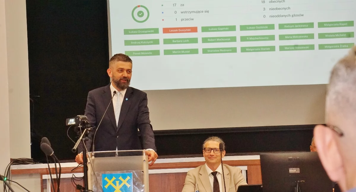 Burmistrz Karol Nawrot otrzymał od radnych wotum zaufania i absolutorium. Jak odpierał zarzuty stawiane mu przez byłego burmistrza Leszka Duszyńskiego?