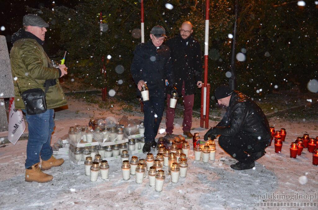 W nocy z 12 na 13 grudnia na rynku w Mogilnie zapalili światło wolności (wideo + zdjęcia)