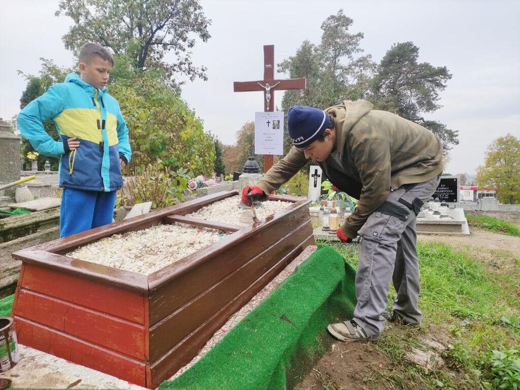 Harcerze z Szerzaw porządkują groby, pomniki, cmentarne alejki (zdjęcia)