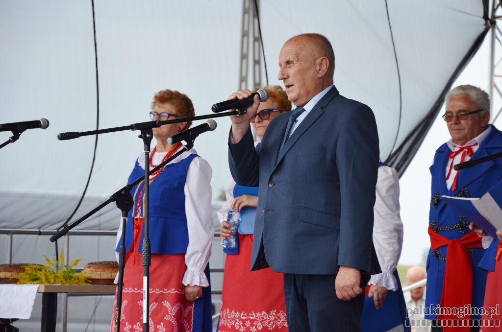 Chleb przekazali burmistrzowi starostowie Maria Padoł i Tadeusz Sikorski. Tylko 2 wieńce dożynkowe. Wyróżnienia dla rolników i działkowców (zdjęcia)