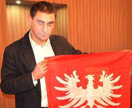 Flagi powstańcze na pl. Wolności