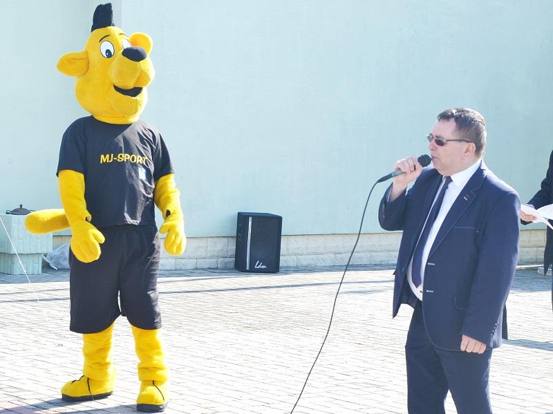 Obetnie pensję podwładnym, jeśli radni zabiorą mu 900 zł