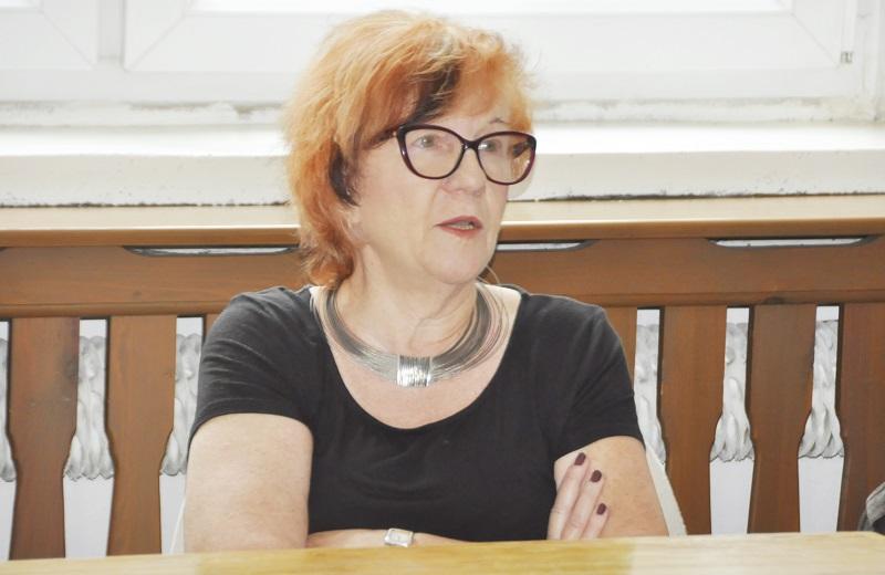 Wiatraki i linia elektroenergetyczna