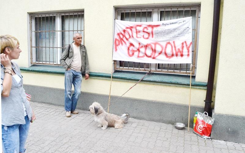 Głoduje, żąda mieszkania