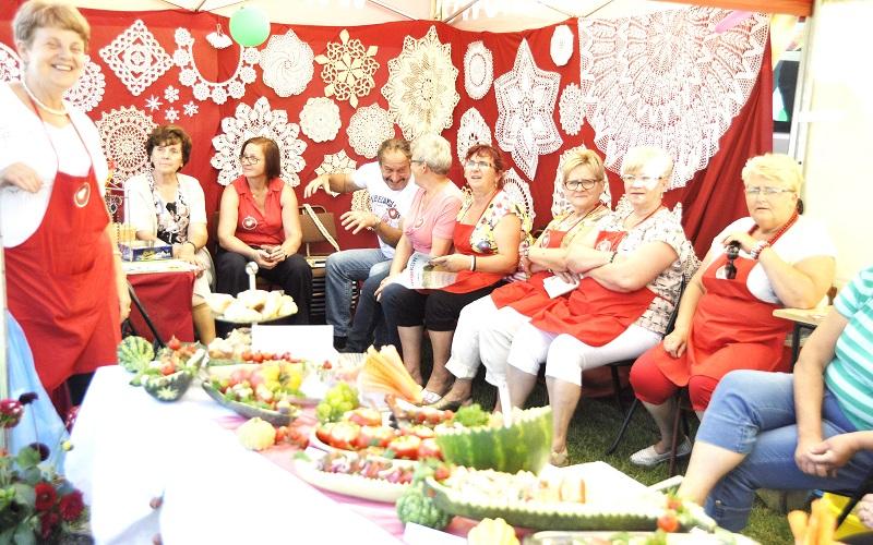 Na stołach królowało gazpacho i zaczarowane pomidory