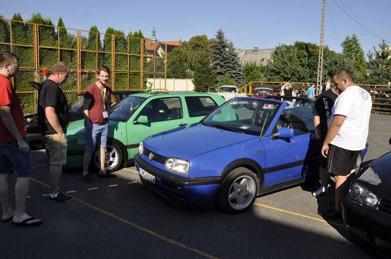 Fani motoryzacji na boisku liceum