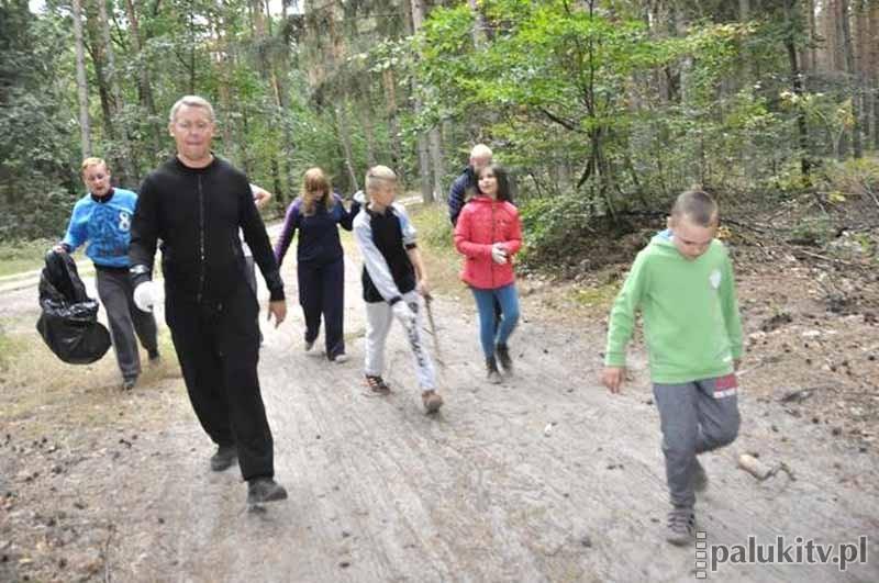 Sprzątali las i plażę