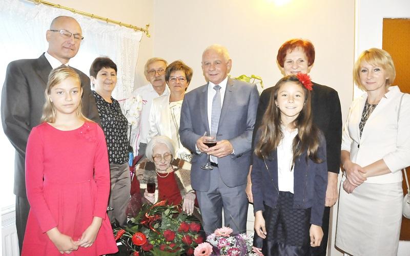 Zdmuchnęła świeczki i wypiła szampana