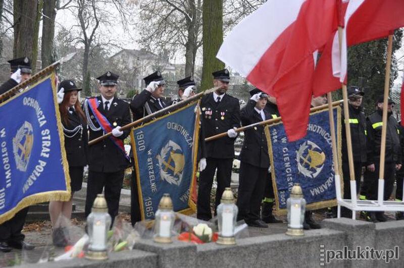 Uroczystość pod pomnikiem