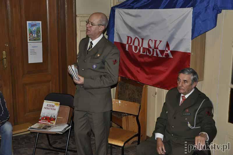 Wieczornica harcerska przy kominku