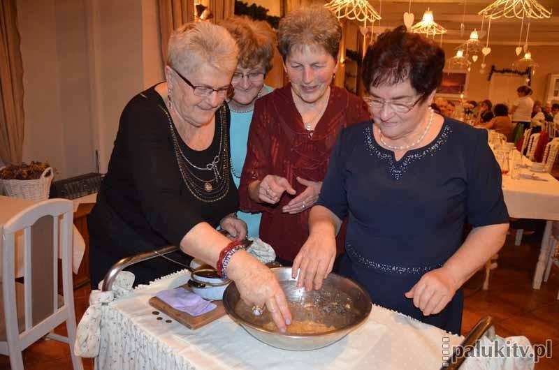 Lanie wosku, wróżby z kapeluszem i monetą