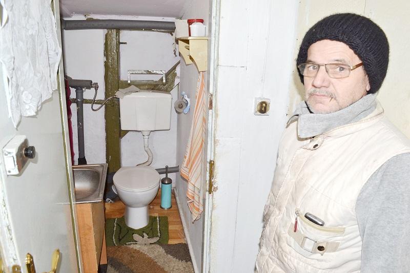 Wannę wyniósł, obiecują mu mieszkanie