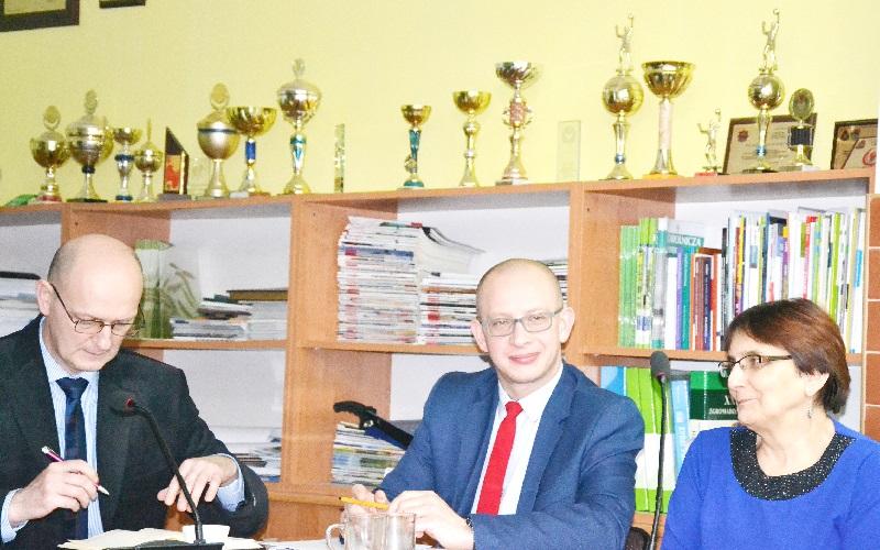 Bez zwiększenia dochodów, więc inwestycje na kredyt