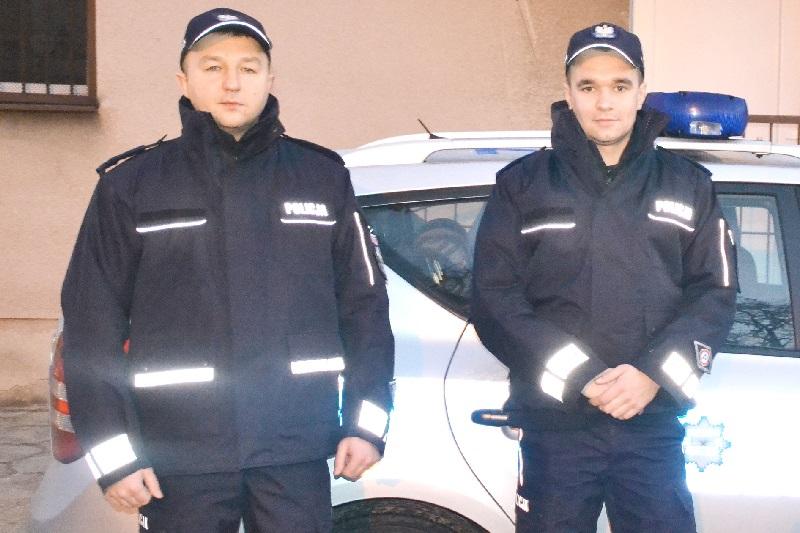 Pilotowali auto z ciężarną kobietą