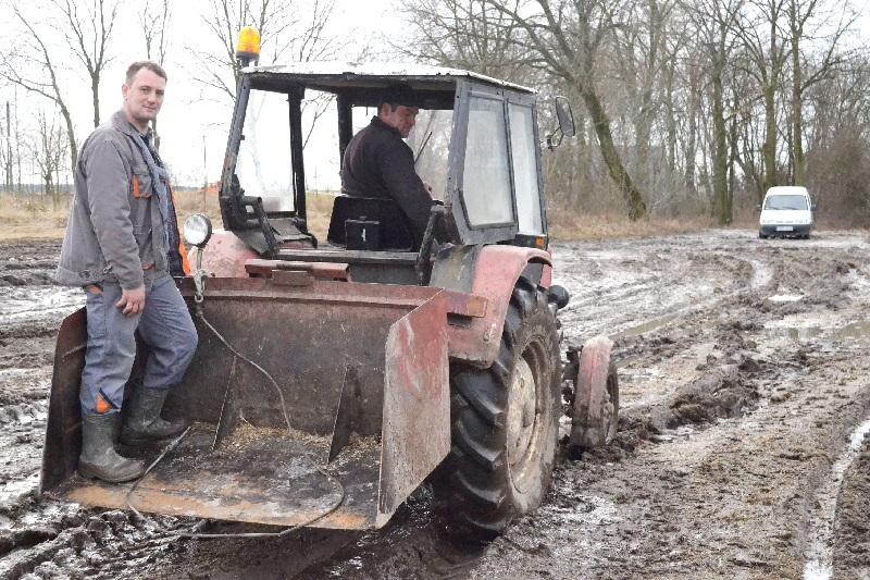 Pielęgniarka do chorych dzieci dotarła traktorem