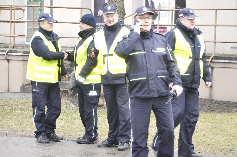 18 blokujących, 17 policjantów