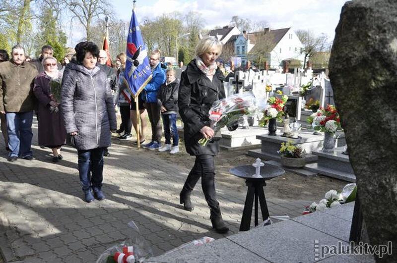 Katyńskie uroczystości pod pomnikiem