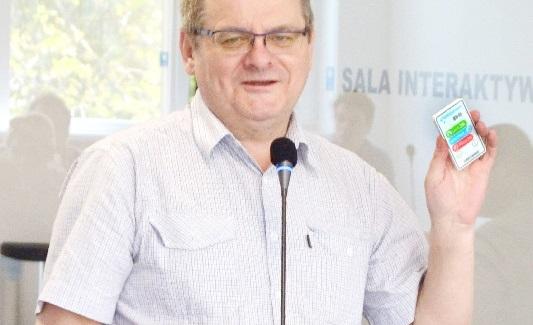 Proszę podnieść rękę i nacisnąć przycisk