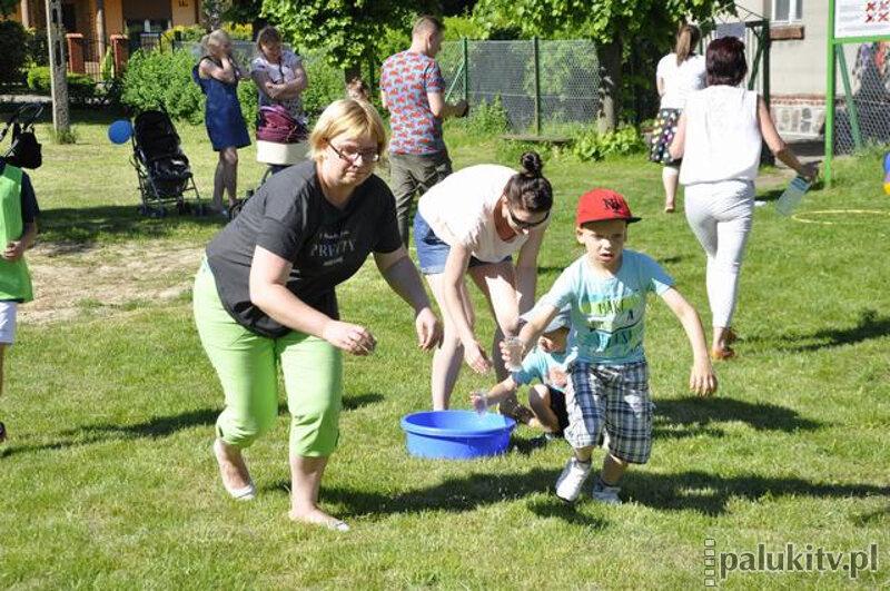 Piknik na szkolnym boisku