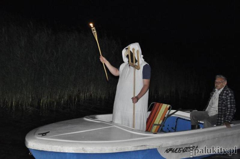 Świętojanki nad jeziorem