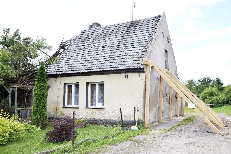 W nocy zawalił się dach