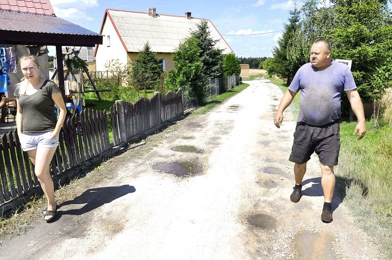 Kamień z drogi ląduje w polu