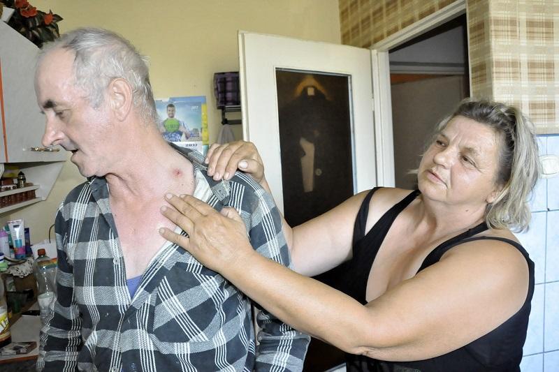 Dostał nożem w szyję na środku jeziora