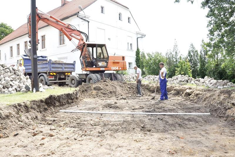 Dziedziniec klasztorny zostanie obniżony