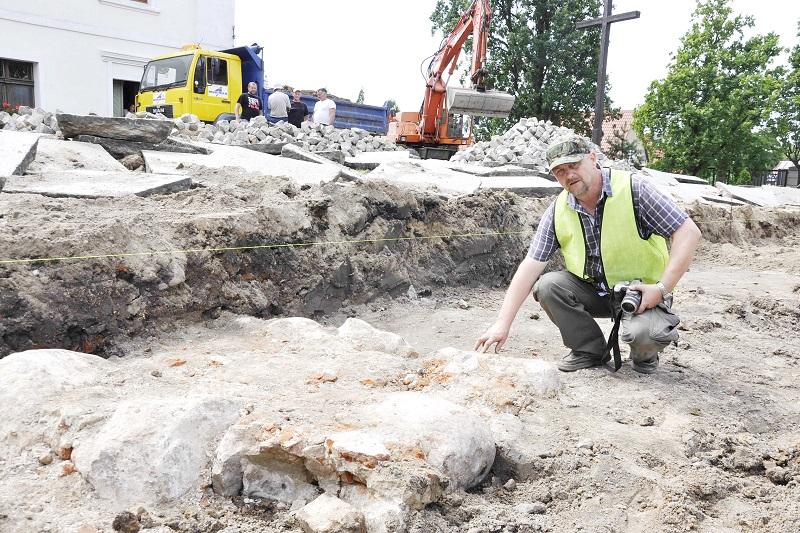 Odkryto fundamenty figury, wykopano boratynkę