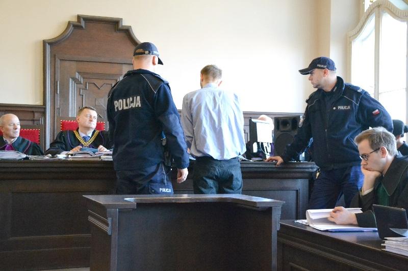Oskarżony przedstawia, jak doszło do obu zbrodni