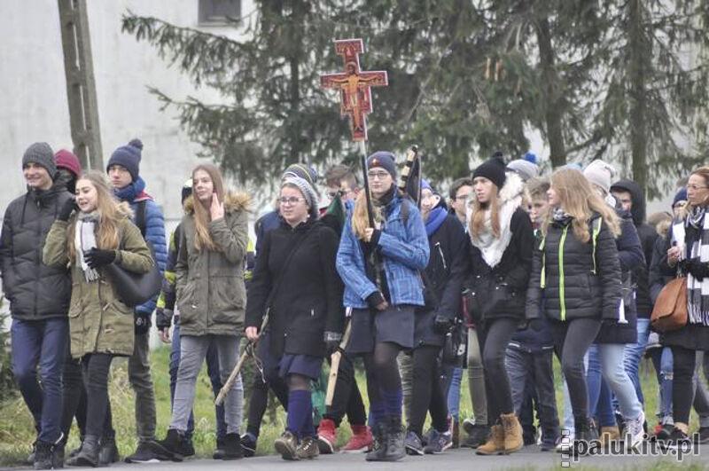 Pielgrzymka młodych z Mogilna do Dąbrówki