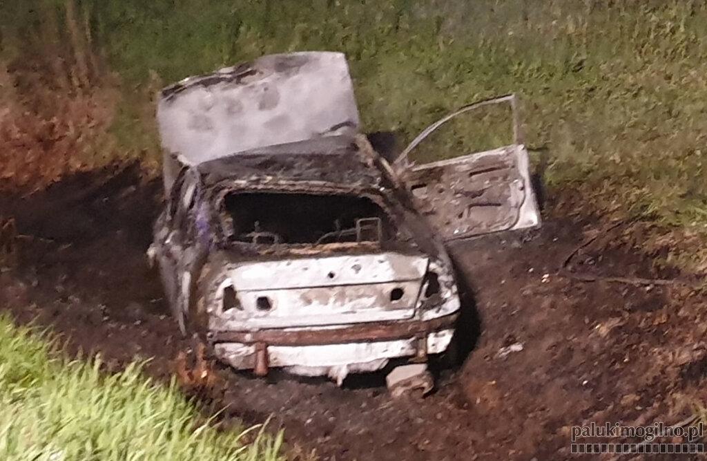 Wypadł z drogi i zapalił się