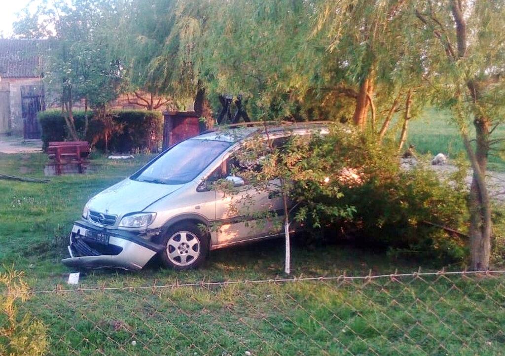 Staranował ogrodzenie i wjechał do ogrodu