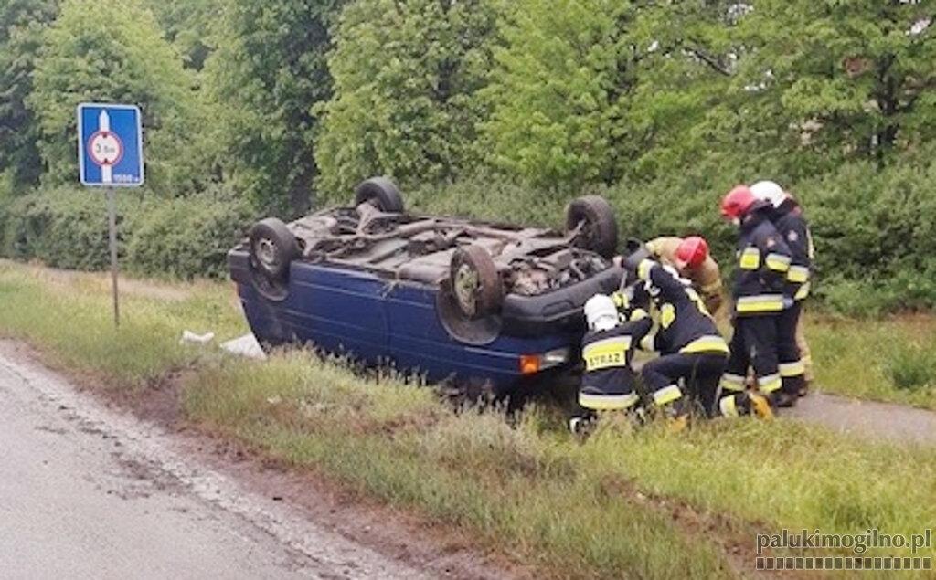 W Kwieciszewie dachował bus