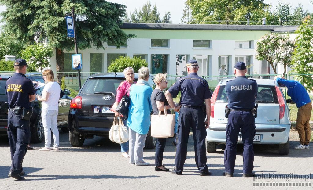 Rodzina z 2,5-miesięcznym dzieckiem spała na parkingu