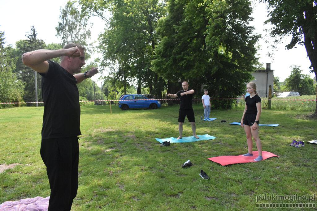 Trening judo przed muzeum